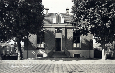 10293 Gezicht op de voorgevel van het gemeentehuis (Wakkerendijk 30) te Eemnes uit het oosten.N.B. Het pand was van ...